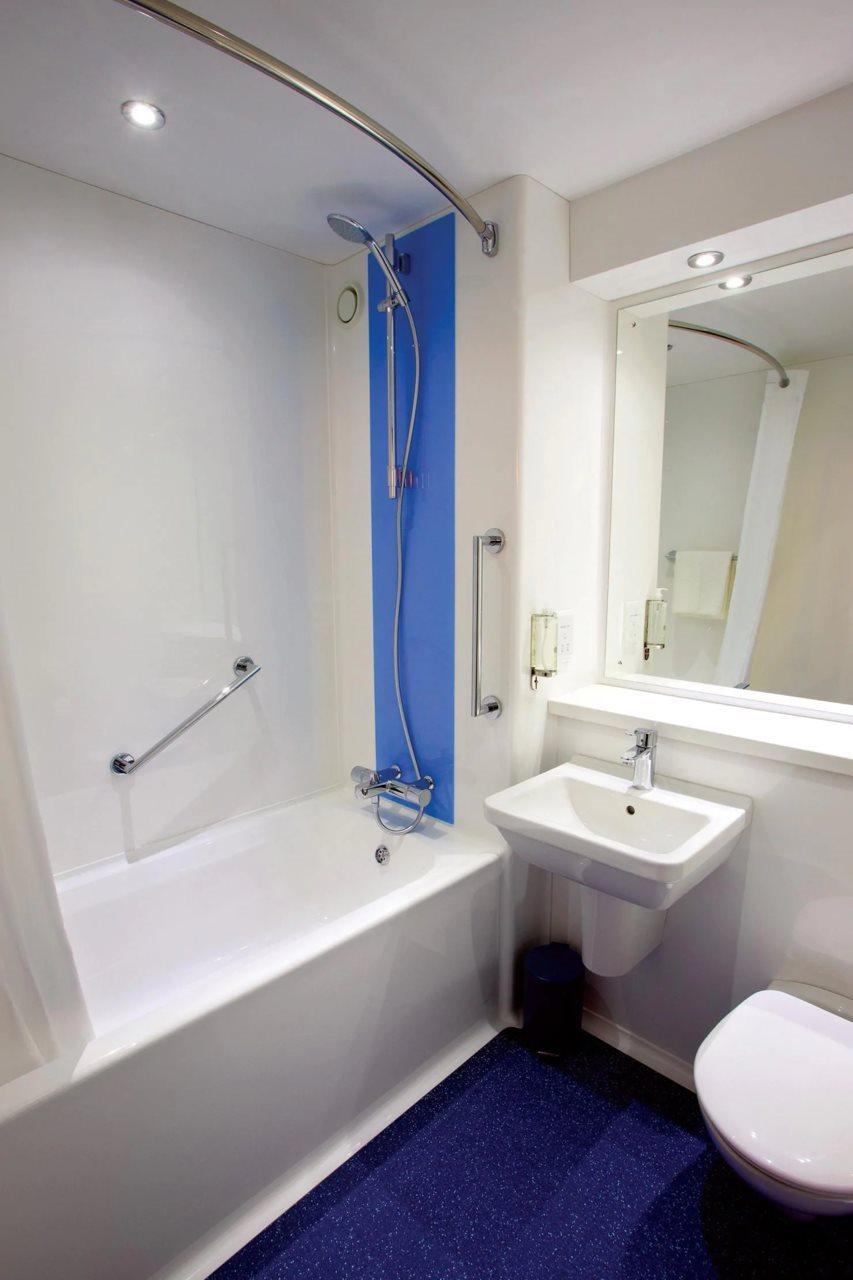 Travelodge Cardiff M4 Екстериор снимка