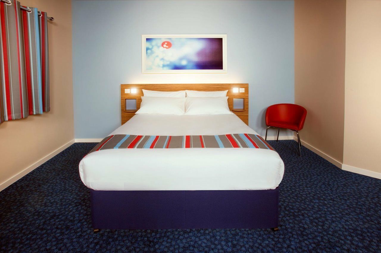 Travelodge Cardiff M4 Екстериор снимка